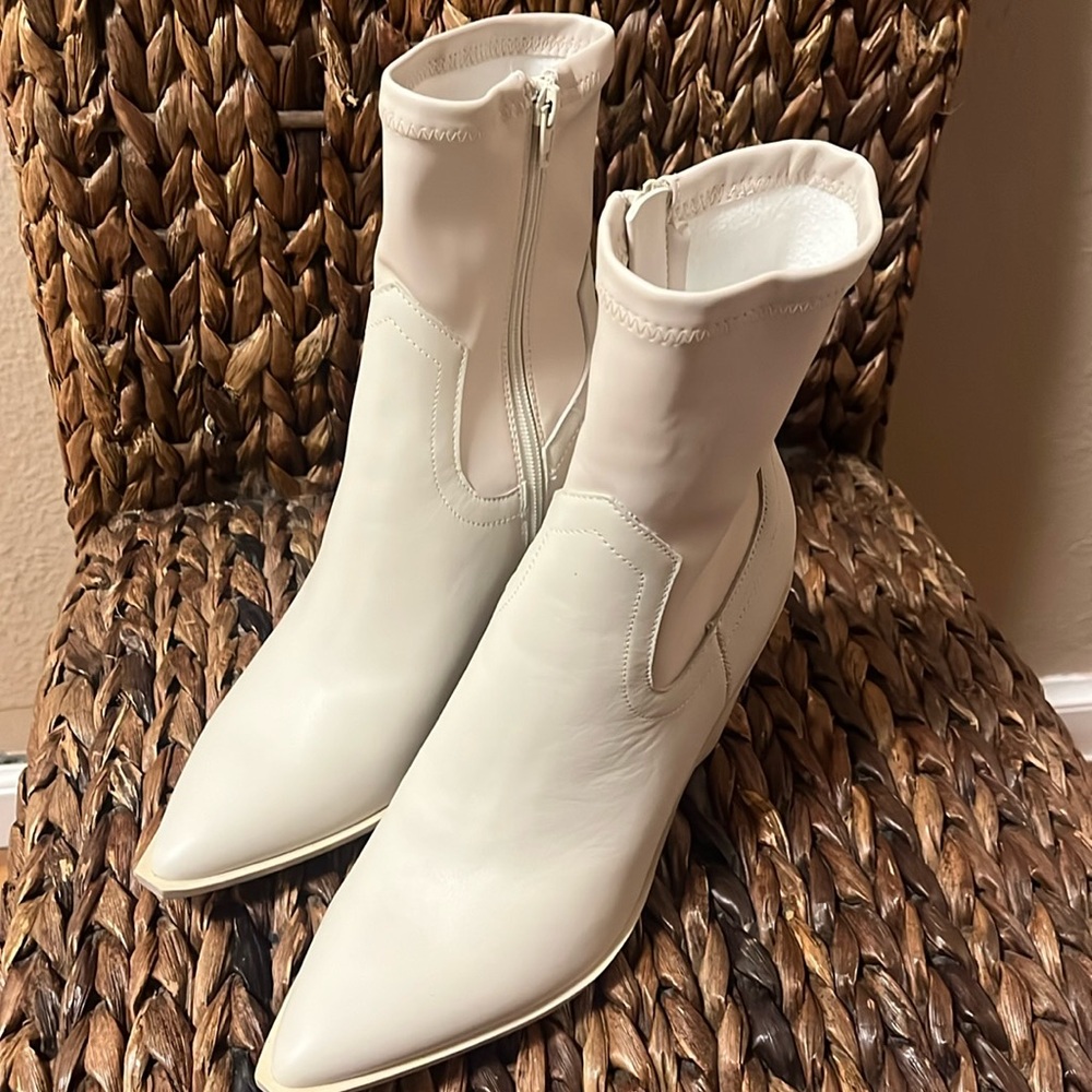 - Steve MaddenCream  Leather Boots Sz9 Gorgeous! Never worn